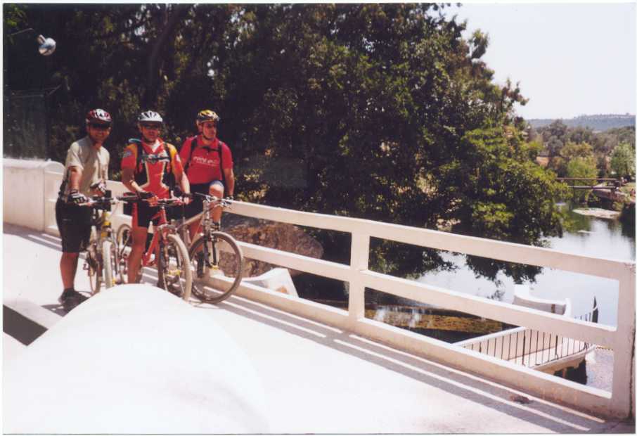 Sobre a ponte na nascente do Alviela